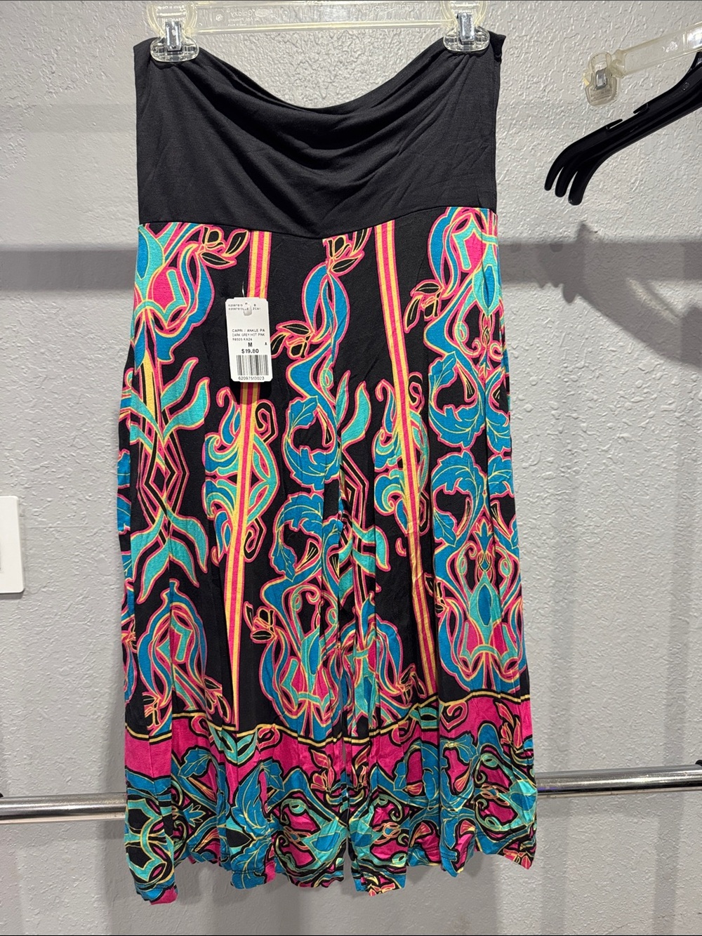 Forever 21 Black capris Multicolor Pattern